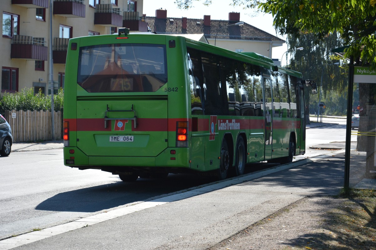 TME 064 fährt am 07.09.2014 auf der Linie 715. Aufgenommen am Busbahnhof Nyköping.