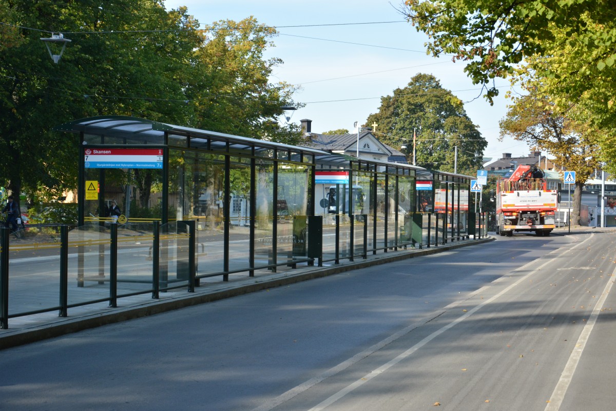 Tramhaltestelle Skansen der Linie 7 am 18.09.2014 Stockholm Djurgrdsvgen.
