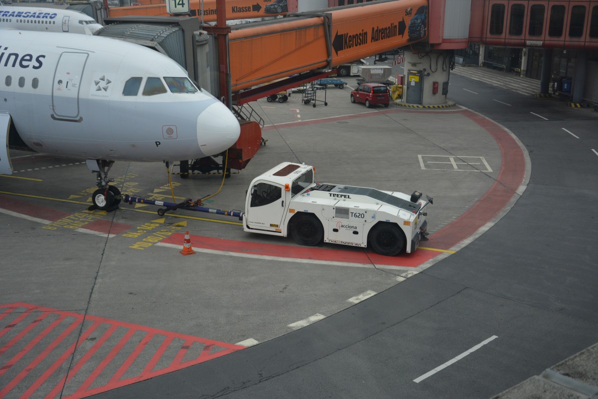Trepel Challenger 160 Flugzeugschlepper von der Firma acciona. Aufgenommen am 21.03.2015, Flughafen Berlin Tegel (TXL).