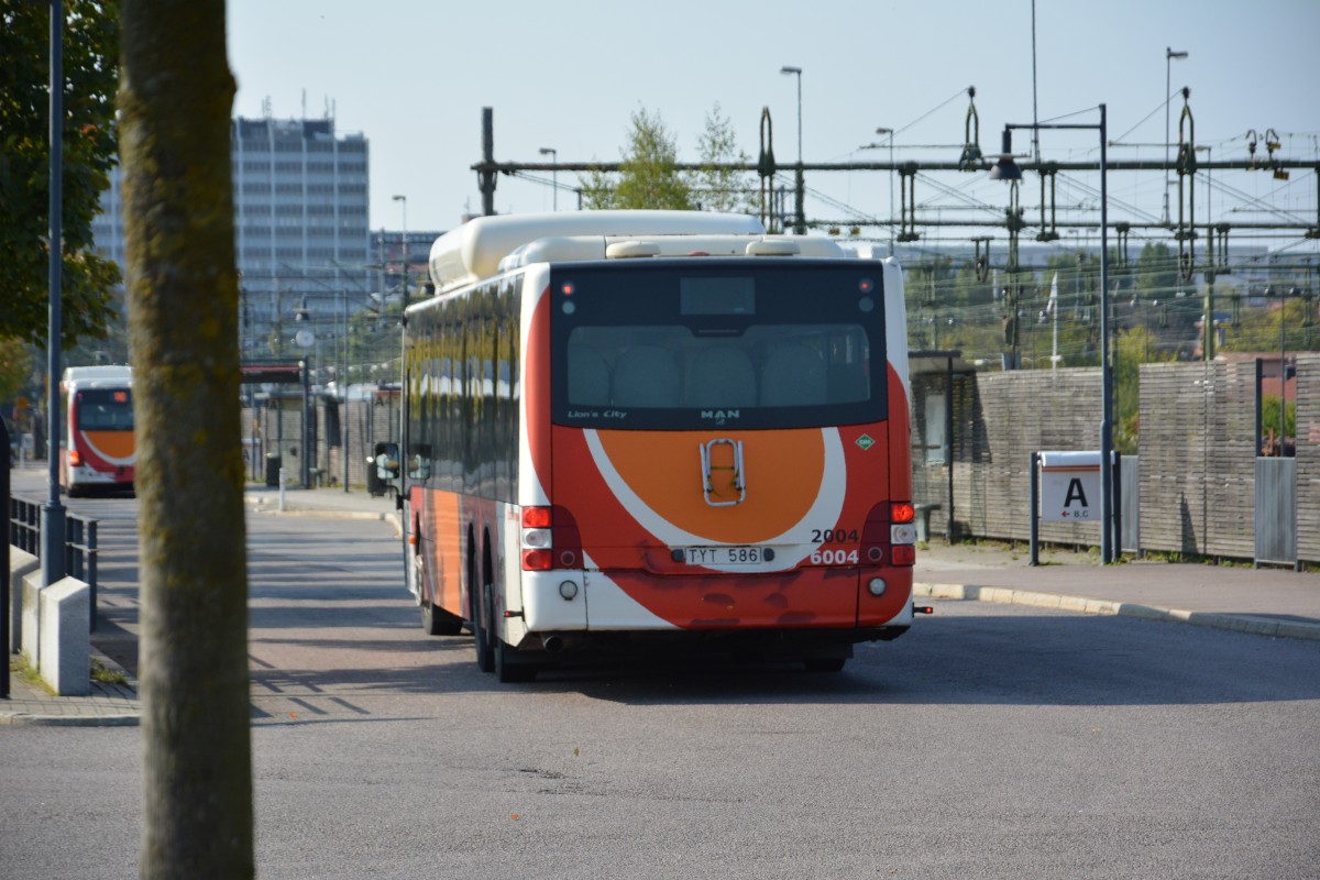 TYT 586 auf Betriebsfahrt am Bahnhof Norrköping am 19.09.2014. Aufgenommen wurde ein MAN Lion's City CNG.