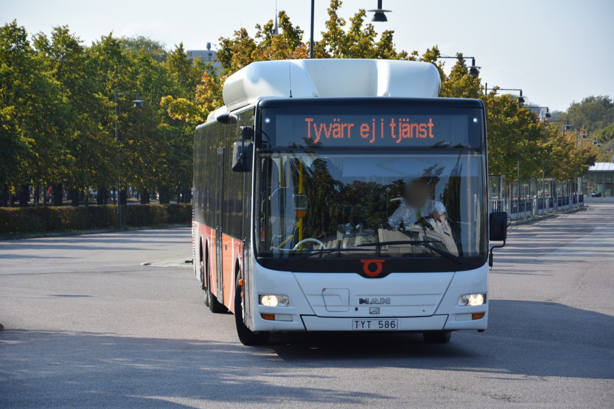 TYT 586 auf Betriebsfahrt am Bahnhof Norrköping am 19.09.2014. Aufgenommen wurde ein MAN Lion's City CNG.