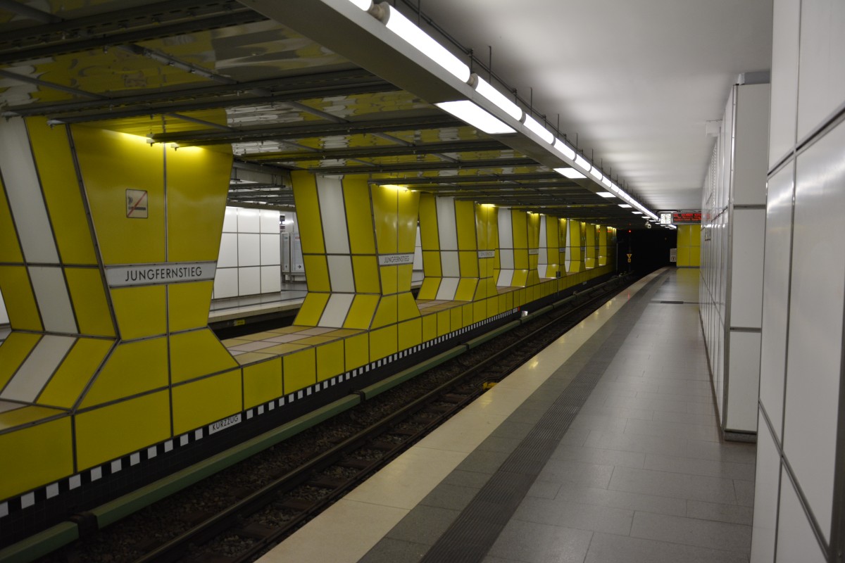 U-Bahnhof Hamburg Jungfernstieg. Aufgenommen am 11.07.2015.