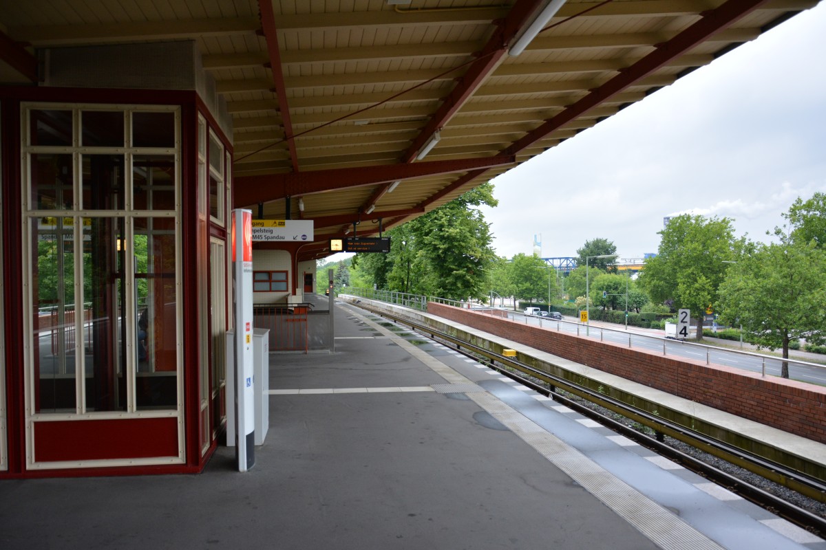 U-Bahnhof Ruhleben. Aufgenommen am 19.07.2015.