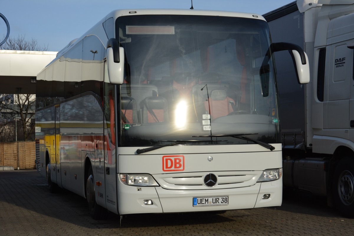UEM-UR 38 (Mercedes Benz Tourismo) steht am 27.12.2014 auf dem Rastplatz an der A 115 (Avus).