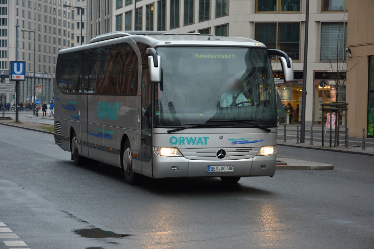 UER-OO 580 fährt am 14.03.2015 durch Berlin. Aufgenommen wurde ein Mercedes Benz Travego / Berlin Stresemannstraße. 