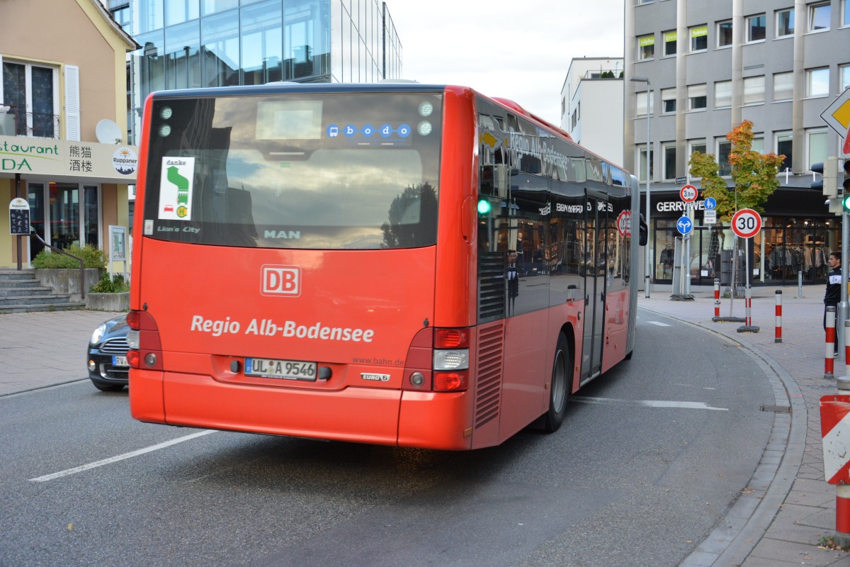 UL-A 9546 fährt am 07.10.2015 auf der Linie 7586 nach Tettnang. Aufgenommen wurde ein MAN Lion's City G / Friedrichshafen Friedrichstraße.