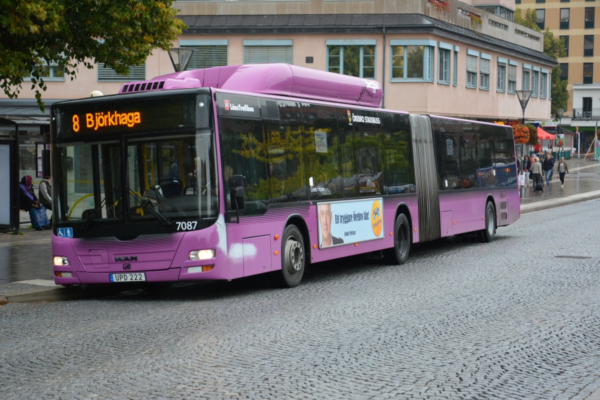 UPD 222 auf der Linie 8 im Stadtkern von Örebro am 08.09.2014.