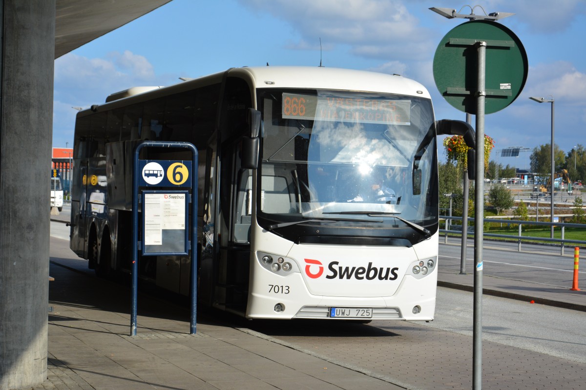 UWJ 725 wartet auf die Abfahrt nach Västerås am Flughafen Stockholm Arlanda. Aufgenommen am 13.09.2014.