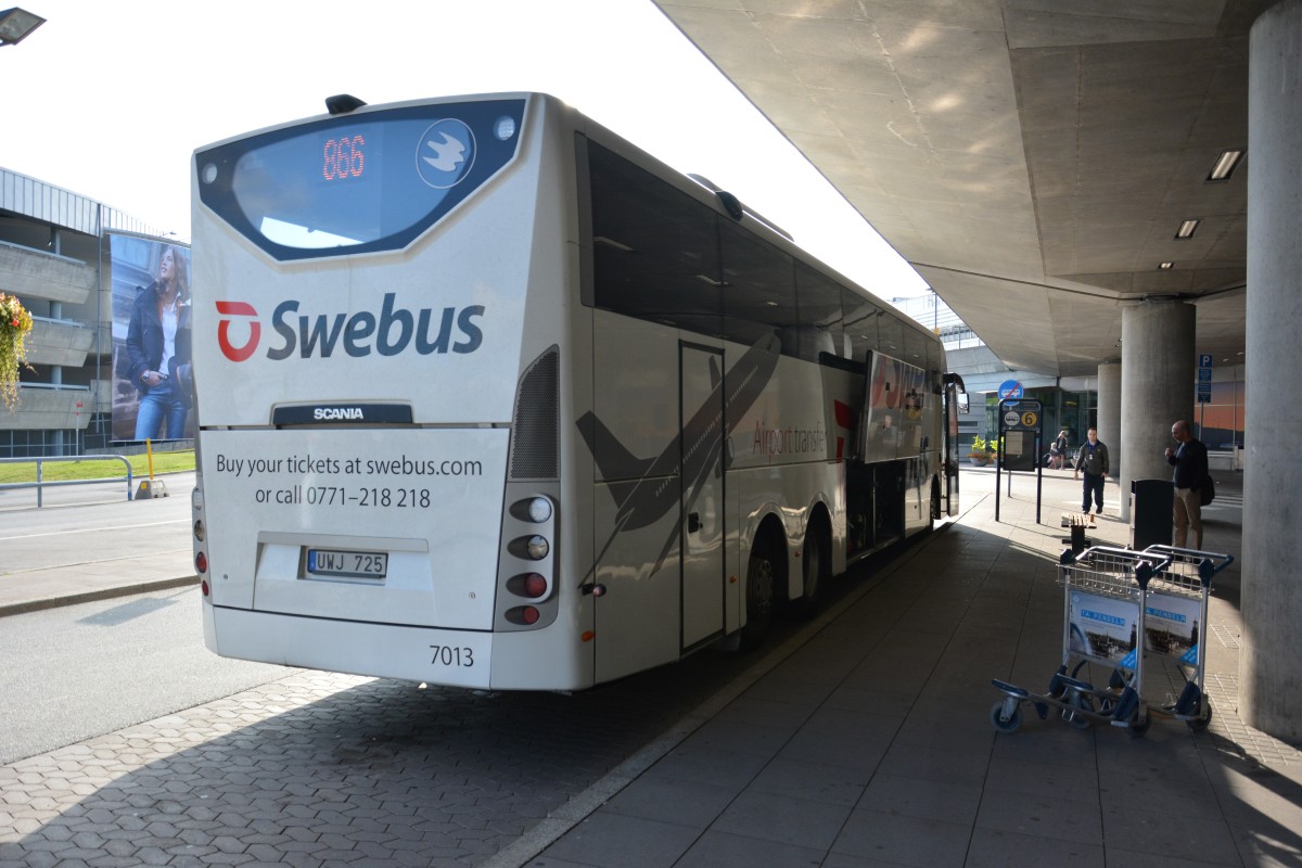 UWJ 725 wartet auf die Abfahrt nach Västerås am Flughafen Stockholm Arlanda. Aufgenommen am 13.09.2014.