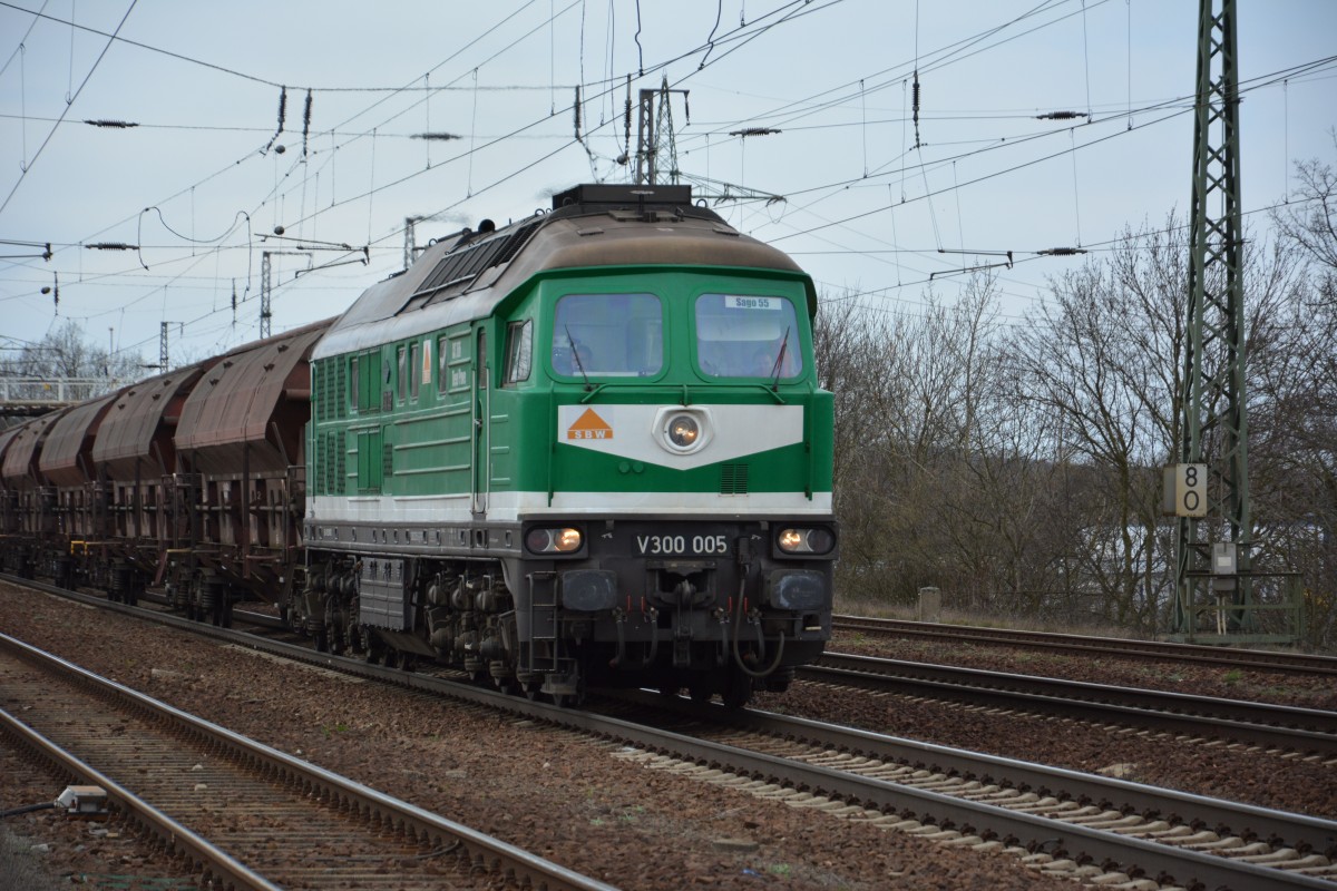 V300 005 zieht am 01.04.2015 eine Güterzug in Richtung Genshagen. Aufgenommen in Saarmund. 