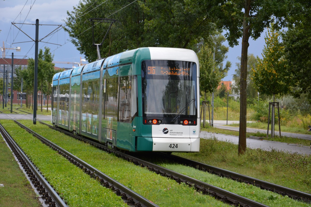 Vario Bahn 424 auf der Linie 96 am Volkspark in Potsdam. Aufgenommen am 16.08.2014.