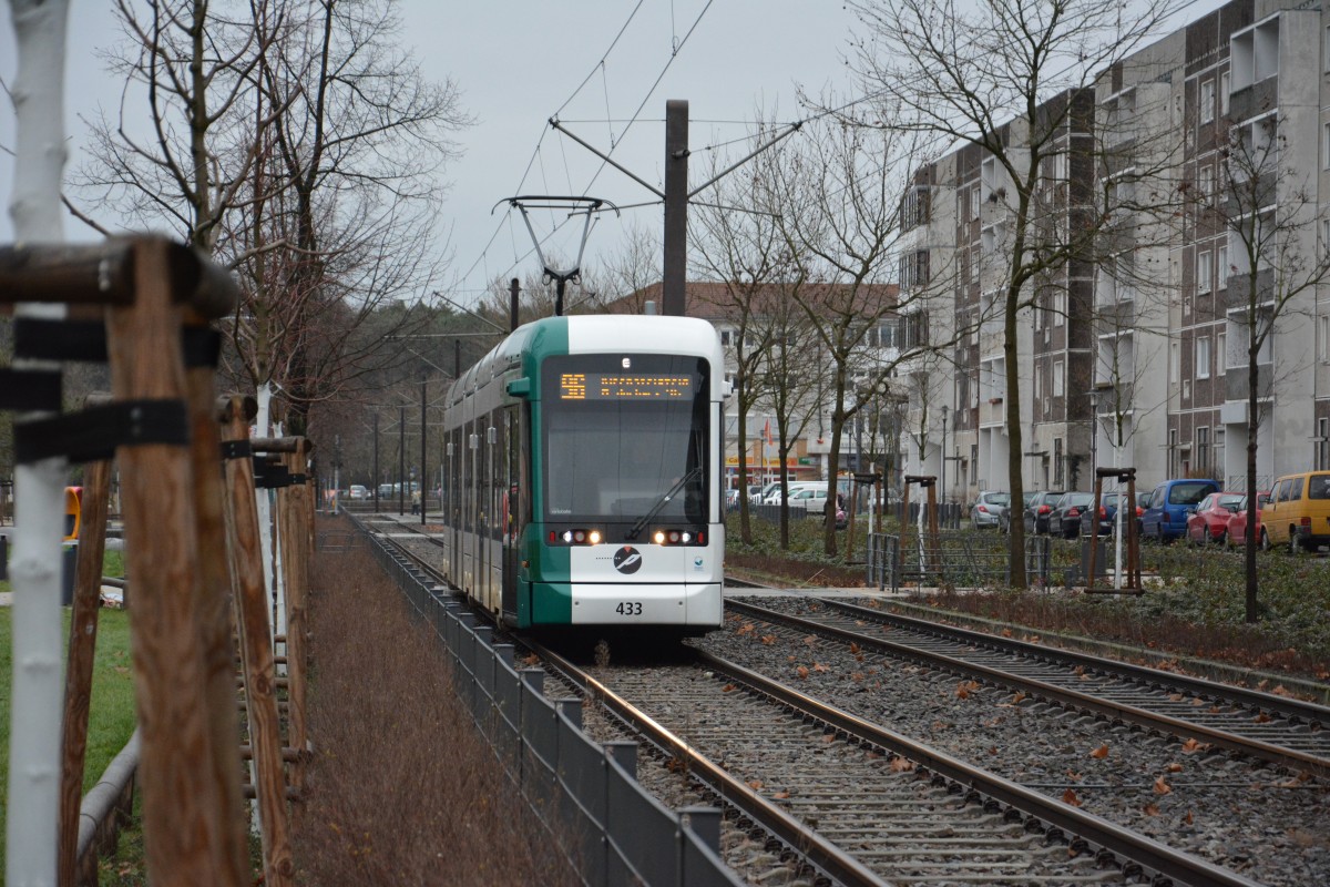 Vario Bahn  433  auf dem Weg zum Kirchsteigfeld am 02.01.2014. Nächster Halt Robert-Baberske-Straße.
