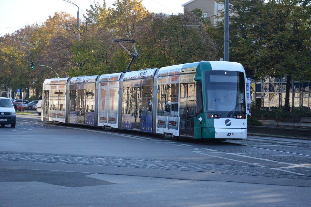 Vario Bahn der VIP am 27.10.2014 auf der Linie 94 Richtung Bahnhof Pirscheide. Aufgenommen am Platz der Einheit/Bildungsforum. 