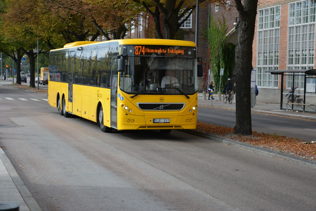 Volvo 8900 mit dem Kennzeichen DJE 331 (aus Uppsala ln) auf der berlandlinie 874 am Busbahnhof Vsters am 17.09.2014.