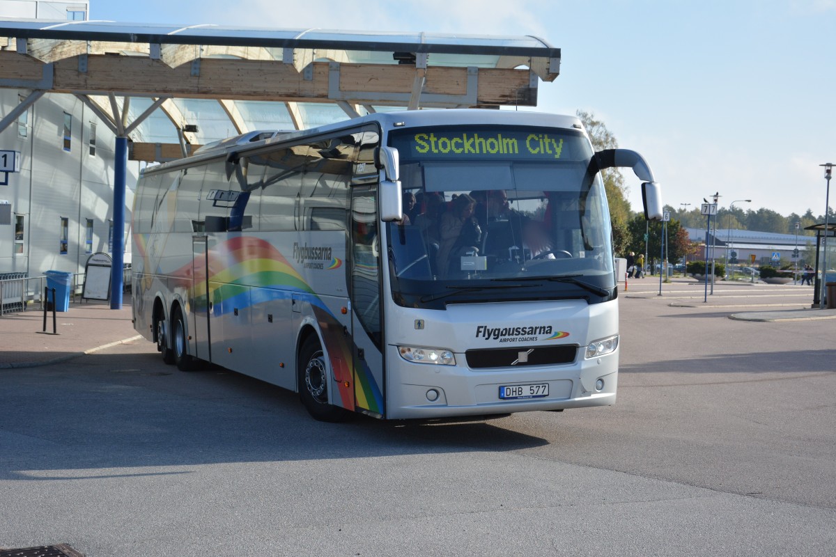 Volvo 9700 mit dem Kennzeichen DHB 577 fhrt vom Flughafen Stockholm-Skavsta nach Stockholm City. Aufgenommen am 14.09.2014.