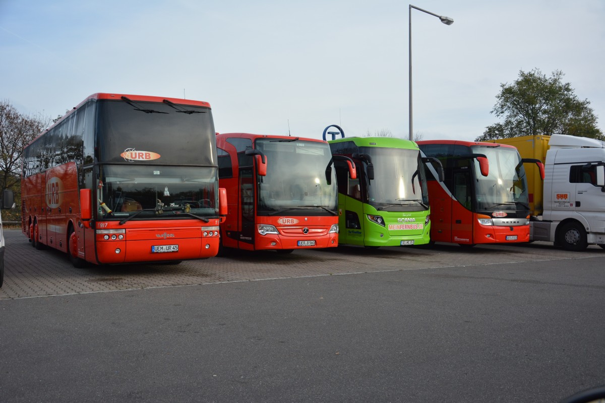 Von Links nach Rechts: UEM-UR 45 (VanHool T917) + UER-B 560 (Mercedes Benz Travego) + DZ-ME 35 (Scania Touring) + UER-B 515 (Setra 416 HDH) stehen alle gemeinsam am 09.11.2014 auf dem Rastplatz der A115. 