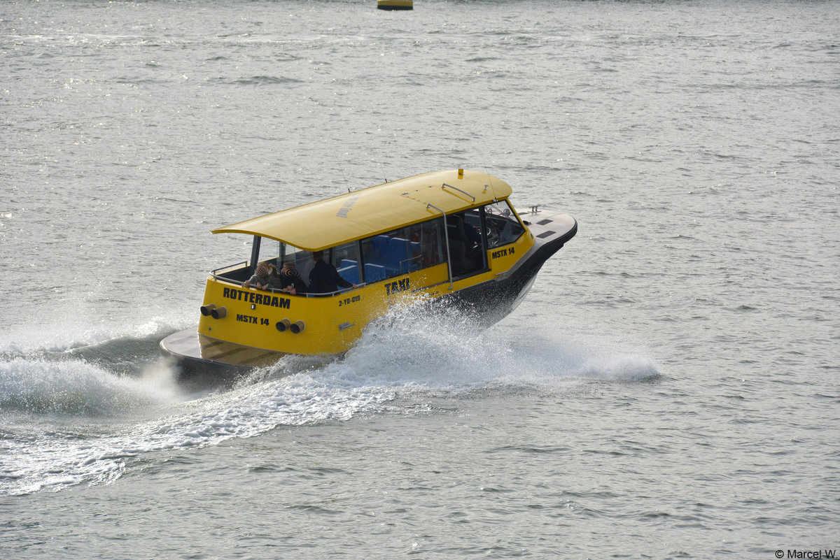 Wasser Taxi Rotterdam. Aufgenommen am 20.10.2018, Rotterdam.