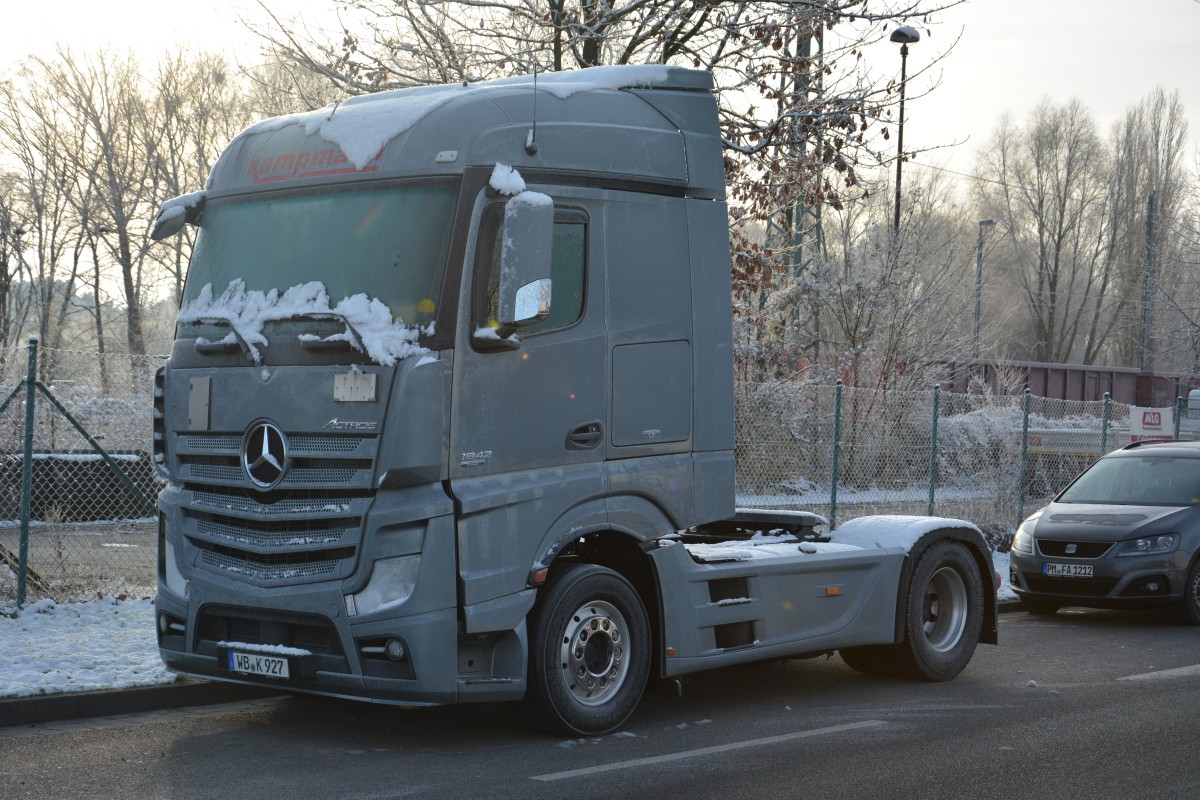 WB-K 927 (Mercedes Benz Actros) abgestellt an der Wetzlarer Strae Potsdam. Aufgenommen am 27.12.2014.