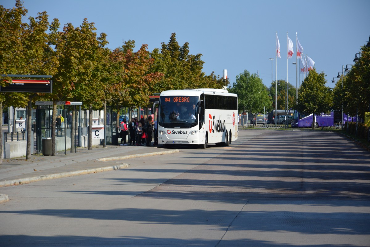 WUL 872 (Scania OmniExpress) auf dem Weg nach rebro. Aufgenommen am 19.09.2014 Bahnhof Linkping.
