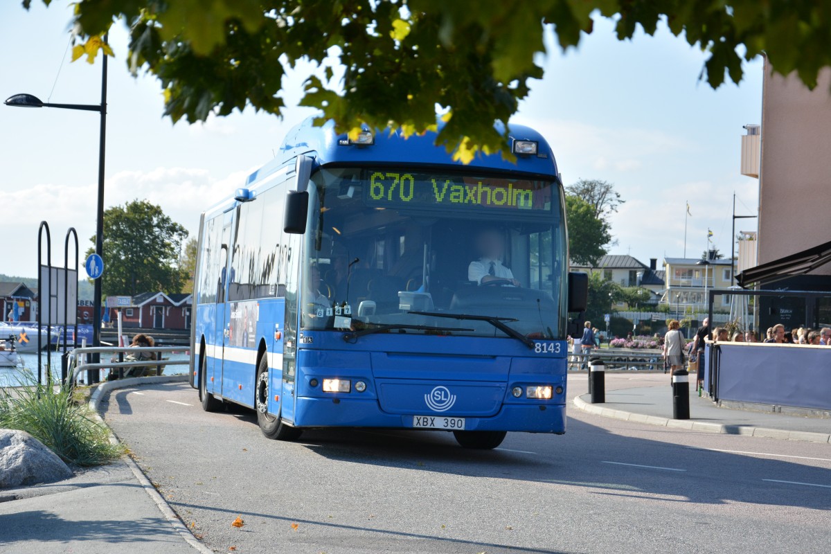 XBX 390 erreicht in ein paar hundert Meter die Endhaltestelle Vaxholm. Aufgenommen am 13.09.2014.