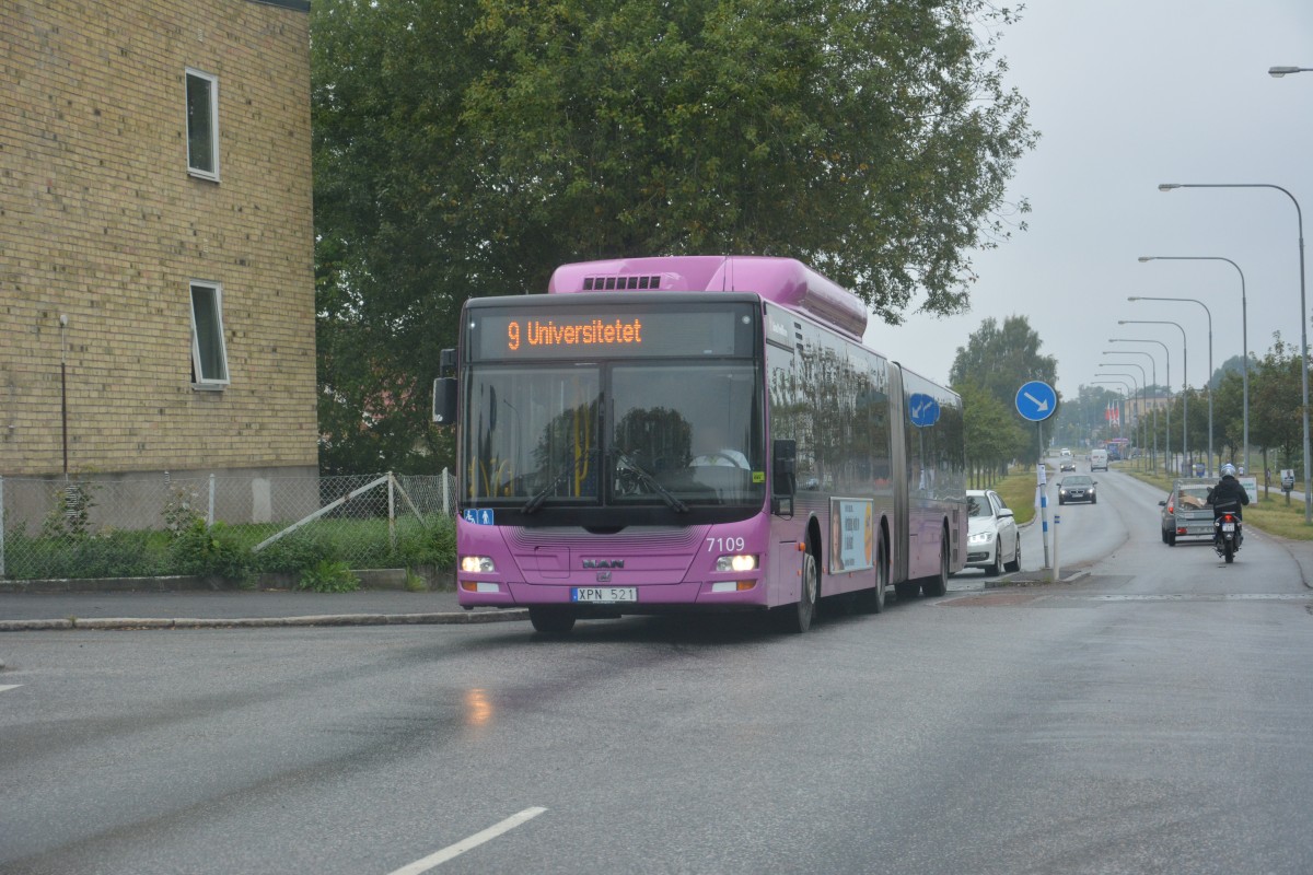 XPN 521 fährt gerade am 08.09.2014 auf der Linie 9 in Örebro.