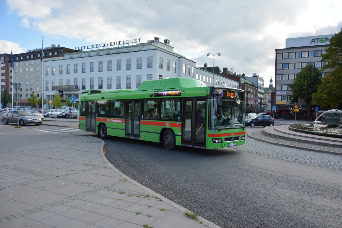 XUU 590 (Volvo 7700 CNG) am 17.09.2014 im herzen von Eskilstuna.