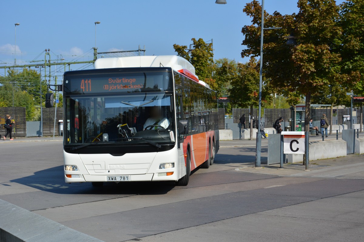 XWA 781 auf der Linie 411 am Bahnhof Norrköping am 19.09.2014. Aufgenommen wurde ein MAN Lion's City CNG.