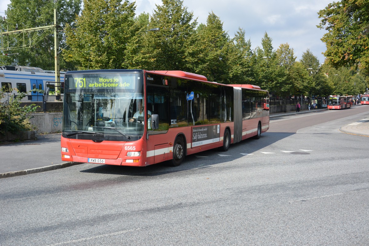 XWB 036 fährt am 13.09.2014 auf der Linie 751 und verlässt nun den Bahnhof Södertälje.