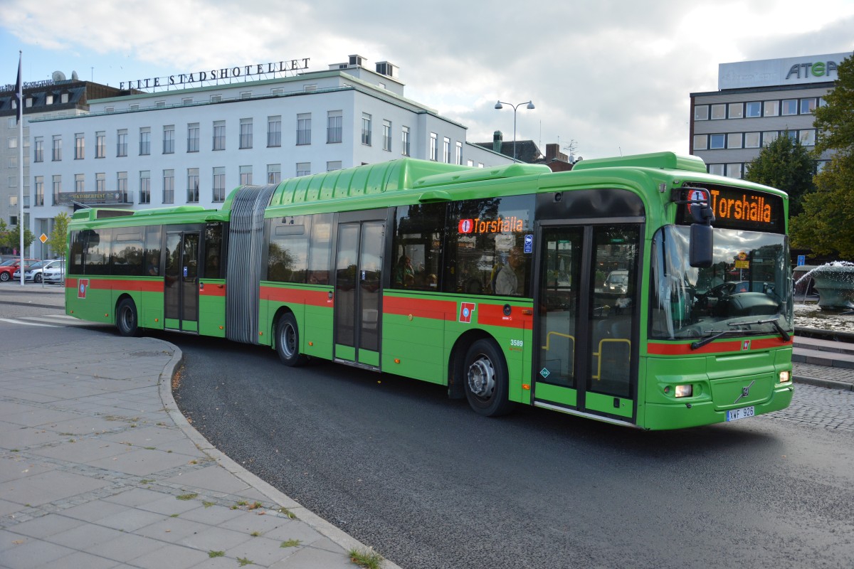 XWF 926 (Volvo 8500 CNG) mitten in Eskilstuna am 17.09.2014.