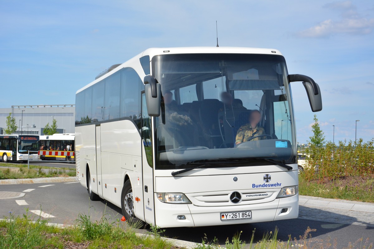 Y-261 854 unterwegs zwischen Selchow und dem Flughafen Schönefeld (SXF). Aufgenommen am 25.05.2014.