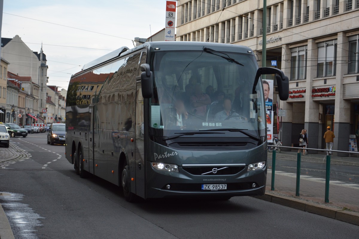 ZK-98537 fährt am 15.08.2014 durch Potsdam. Hier am Platz der Einheit.