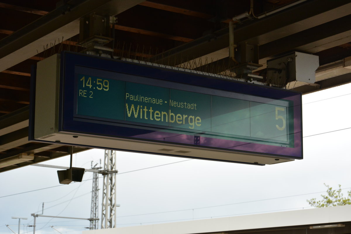 Zugzielanzeige im Bahnhof Nauen. Aufgenommen am 15.05.2016.