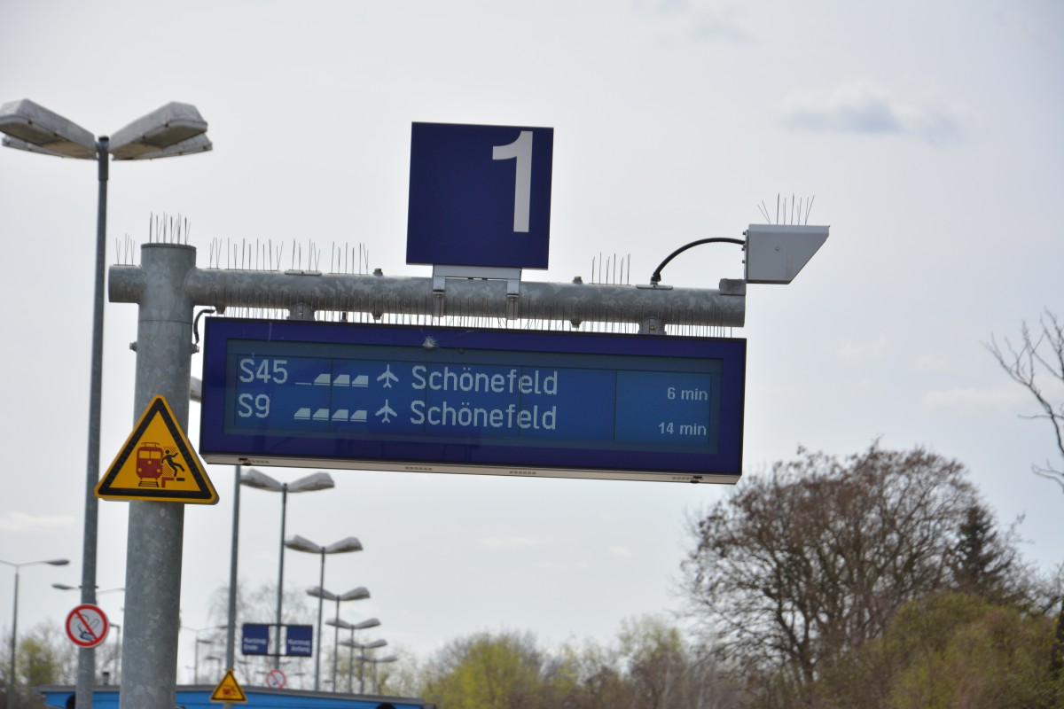 Zugzielanzeige S-Bahnhof Altglienicke Gleis 1. Aufgenommen am 12.04.2015.