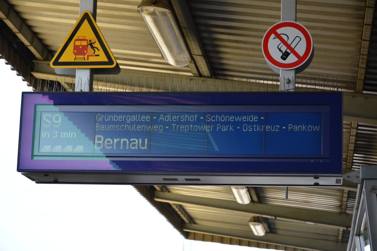 Zugzielanzeiger im Bahnhof Schönefeld Flughafen. Aufgenommen am 12.04.2015.
