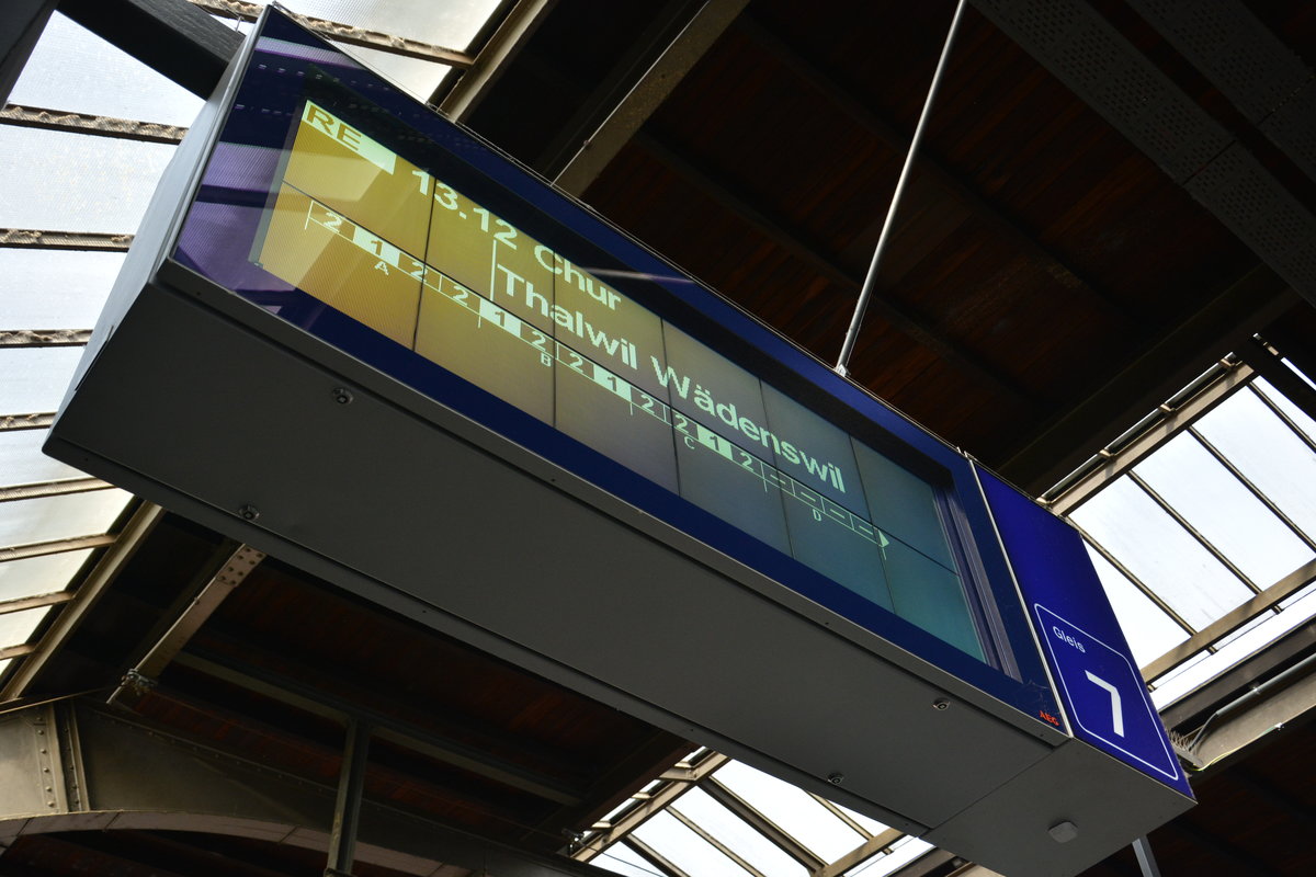 Zugzielanzeiger im Bahnhof Zürich HB. Aufgenommen am 14.10.2015.
