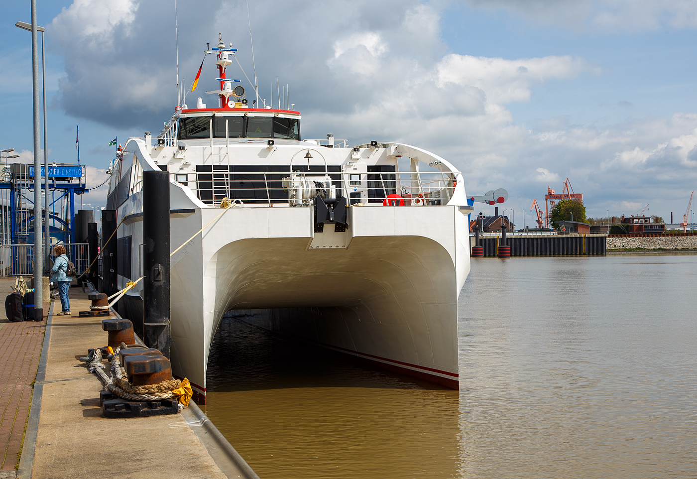Emden Außenhafen / Emden Hafen Borkumkai am 01.05.2022, der Katamaran „Nordlicht II“ der Reederei AG Ems, steht als Fähre nach Borkum bereit.

Der Bahnhof Emden Außenhafen ist ein Hafenbahnhof in der ostfriesischen Stadt Emden in Niedersachsen, es gibt so einen direkten Anschluss an die Fähre der AG Ems nach Borkum. Eine Reise zur ostfriesischen Nordseeinsel Borkum, mit den „normalen“ Fähren, kann man mit einem Bahnticket durchbuchen, aber nicht den Katamaran (Schnellfähre).

Der Katamaran, die Nordlicht II wurde unter der Baunummer 422 auf der zur Penguin-Werftgruppe in Singapur gehörenden Werft Kim Seah Shipyard Indonesia in Batam für die AG „Ems“ gebaut. Er wurde am 25. März 2021 mithilfe eines Krans zu Wasser gelassen. Die Nordlicht II kam im Herbst 2021 an Deck des SAL-Schwergutschiffs Paula in Emden an. 

Das Schiff wird von zwei Viertakt-Sechzehnzylinder-Dieselmotoren des Typs MAN 16V175D-MM mit jeweils 2.960 kW Leistung angetrieben. Die Motoren wirken auf zwei Hamilton-Wasserstrahlantriebe. Die Antriebsmotoren sind für den Betrieb mit synthetischen GtL-Kraftstoffen vorbereitet. Für die Stromerzeugung an Bord stehen zwei Caterpillar-Stromaggregate (Typ: C7.1) mit 175 bzw. 150 kW Leistung zur Verfügung.

Die Maschinenräume sind in den beiden Rümpfen des Katamarans untergebracht. Darauf sind drei Decks aufgesetzt. Auf den beiden unteren Decks befinden sich die Passagiereinrichtungen, darunter drei Salons mit Sitzgelegenheiten und gastronomischem Angebot. Weitere Sitzgelegenheiten befinden sich auf dem offenen Sonnendeck am Heck des Schiffes. An Bord ist Platz für 450 Passagiere. Neben den Passagiereinrichtungen befinden sich auf dem Hauptdeck im hinteren Bereich Einrichtungen für die Schiffsbesatzung. Auf dem obersten Deck befinden sich das Steuerhaus sowie weitere Einrichtungen für die Schiffsbesatzung, darunter auch die Messe.