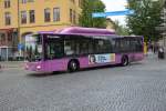 oerebro-laen-oerebro-stadsbuss-laenstrafiken/369691/xrs-133-biegt-ein-um-am XRS 133 biegt ein um am Stadtschloss Örebro zu halten. Aufgenommen am 08.09.2014.