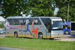 Auch der vielleicht Vereinsbus von Turbine Potsdam (PM-AV 391) mischt unter den Shuttle Service mit. Aufgenommen am 25.05.2014.