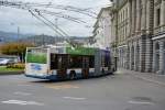 oberleitungsbus-o-bus/465689/dieser-hess-trolleybus-211-faehrt-am Dieser Hess Trolleybus (211) fährt am 08.10.2015 auf der Linie 6. Aufgenommen in Luzern, Luzernerhof.