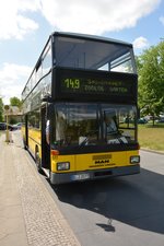 doppelstock-sd-202/516406/50-jahre-busse-auf-der-kantstrasse '50 Jahre Busse auf der Kantstraße', so hieß es zur Traditionsfahrt 2016. Auch mit dabei B-J 3577, MAN D 87 (SD 202). Aufgenommen an der Haltestelle, Heerstraße/Nennhauser Damm.
