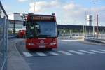 omnilink-und-omnicity-solobus/379216/jhe-887-hat-nun-sein-ziel JHE 887 hat nun sein Ziel den Flughafen Arlanda erreicht. Aufgenommen am 13.09.2014.