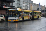 Am 04.12.2015 fährt WI-RS 842 auf der Linie 63 durch die Innenstadt von Mainz.