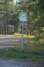 Diese Bushaltestelle (Skräddarstugan) befindet sich an Koppartorpsvägen 611 95 Nyköping, Schweden. Aufgenommen am 07.09.2014.