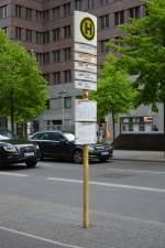 Bushaltestelle, Berlin Varian-Fry-Straße. Aufgenommen am 05.05.2015.