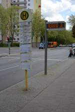 Blick auf die Bushaltestelle, Berlin Wilhelmsruher Damm / Treuenbrietzener Straße.