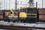 Ein kleines Gleisbaufahrzeug bei der Durchfahrt in Oberhausen-West am 5.1.2011.