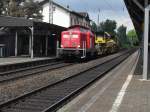 Br 212 f�hrt mit einem Bauzug durch den Bahnhof Beuel am 24.7.10