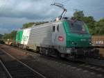 Br.437011 von der SNCF in K�ln-West vor einem leeren Containerzug.