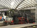 Die Betzdorfer 52 8134-0 als DPE24247 mit dem Post-Christkind Express nach Engelskirchen am 10.12.2011 in K�ln Hbf