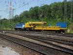 Ein Baukran gezogen von einer Blauen V100 in K�ln Gremberg